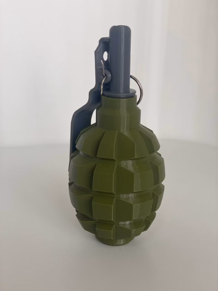 Макет гранати Ф-1, вигляд збоку