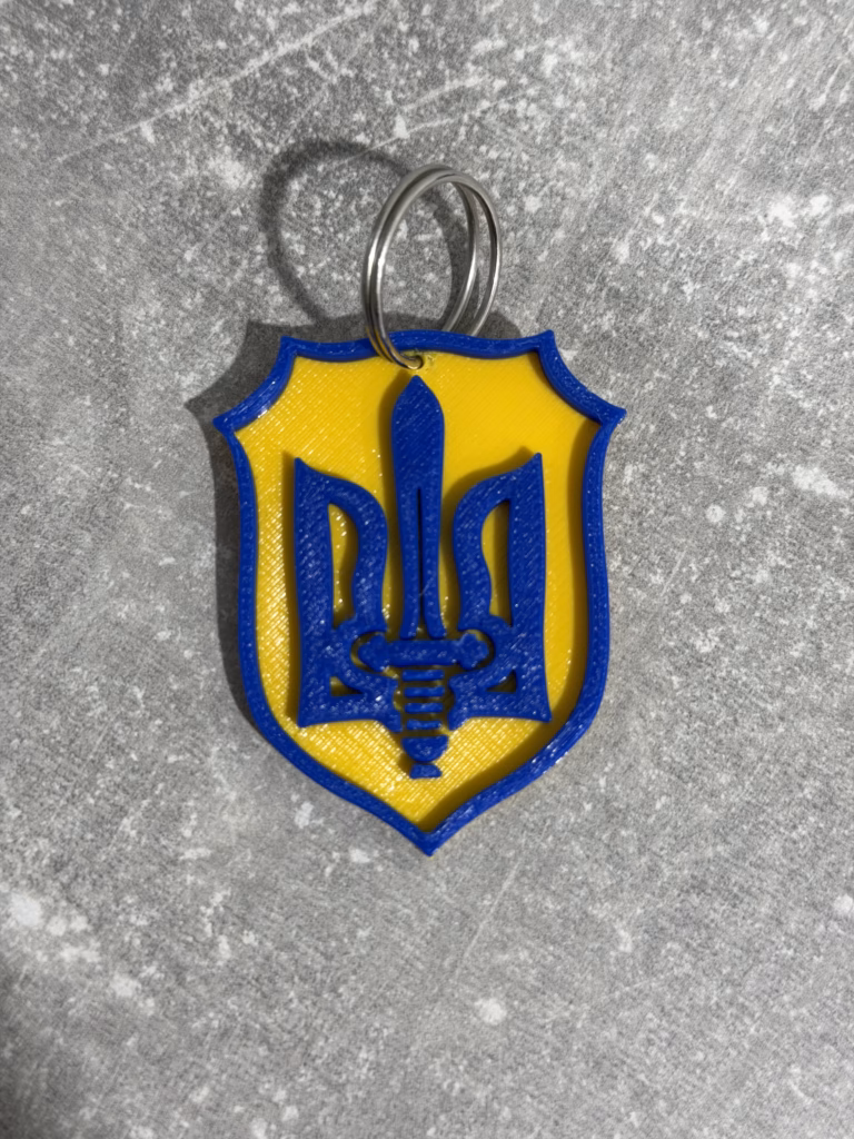 3D-модель брелка «Щит із Гербом України», жовто-сині кольори